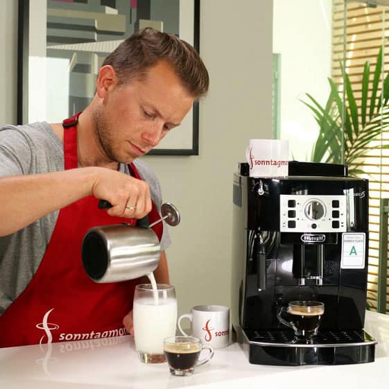 DeLonghi ECAM 22.110.B - aufgeschäumte Milch in Glas gießen