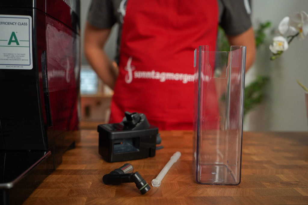 Der Milchbehälter des DeLonghi ECAM 23.466.B in seine Einzelteile zerlegt