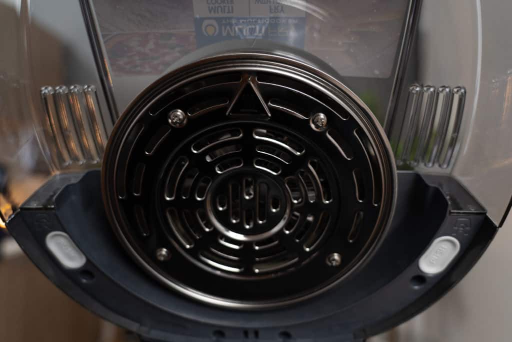 Nahansicht des Deckels der DeLonghi MultiFry Extra Chef Heißluftfritteuse mit Blick auf das obere Heizelement