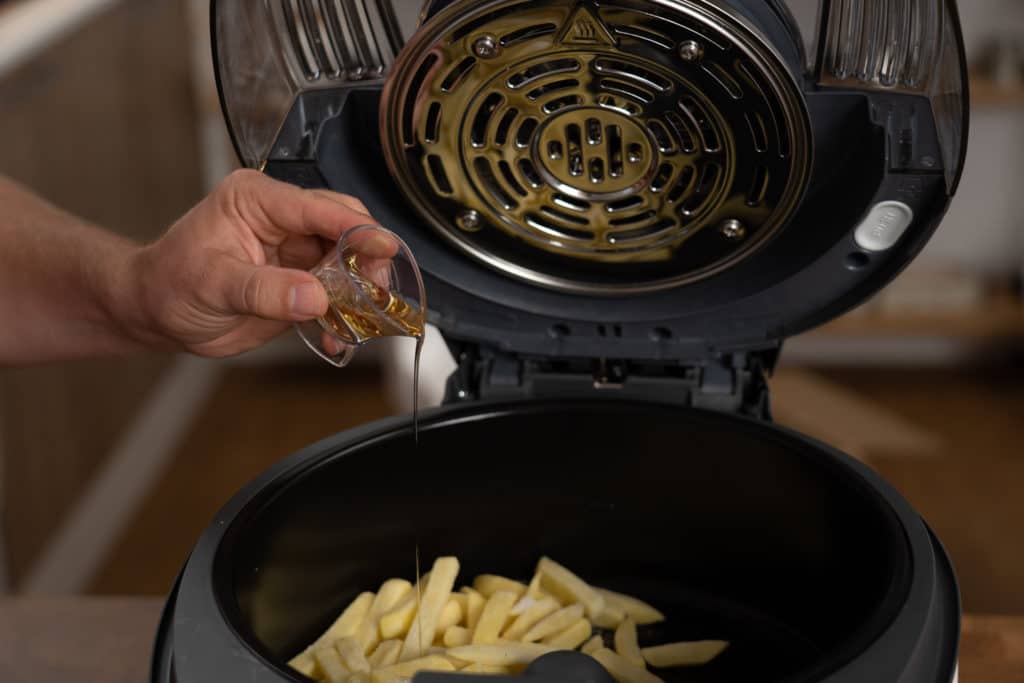 DeLonghi MultiFry Extra - Öl mittels Dosierhilfe zugeben