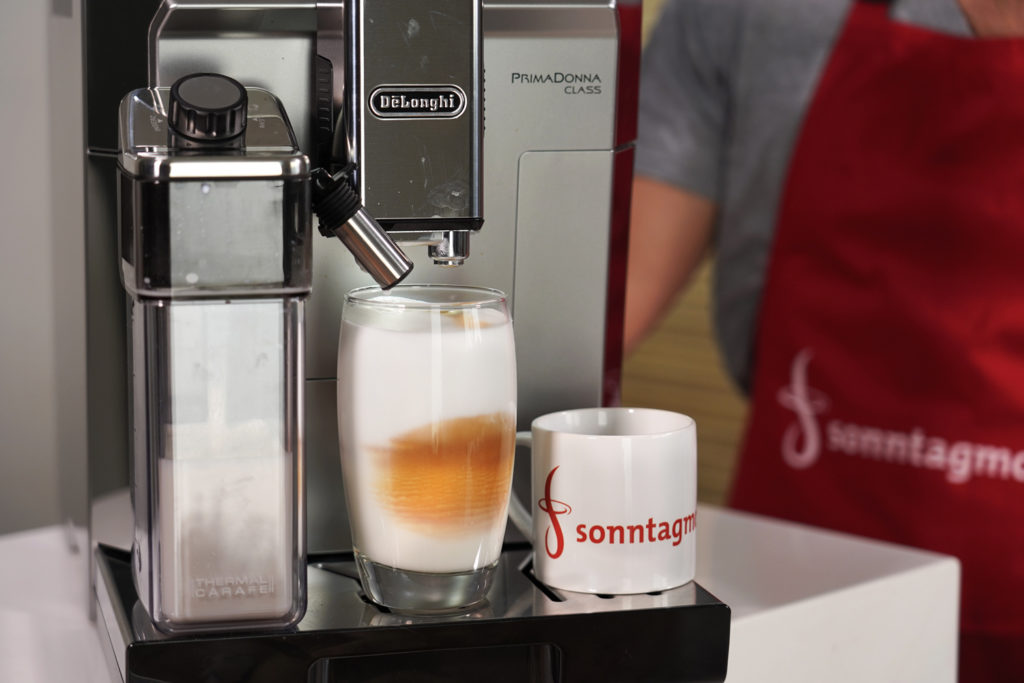 DeLonghi PrimaDonna Class - Latte Macchiato kochen