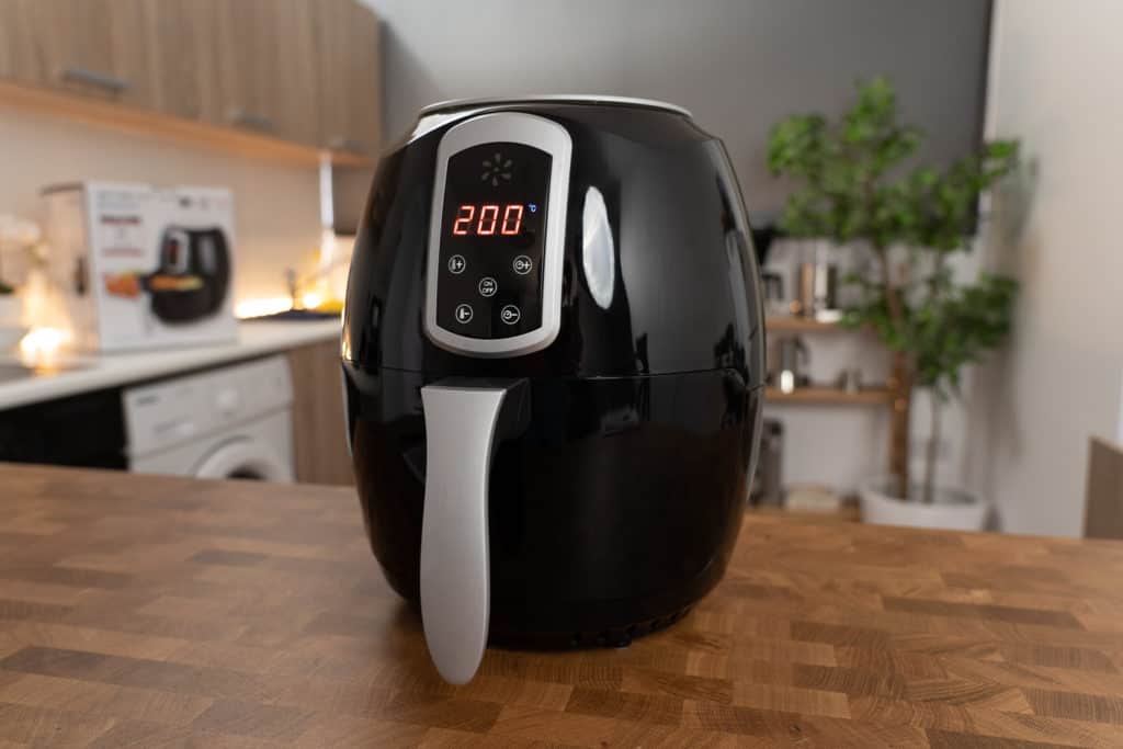 Emerio Smart Fryer AF-1115668 - Gesamtansicht des Geräts mit einer Temperaturanzeige von 200 Grad Celsius am Display