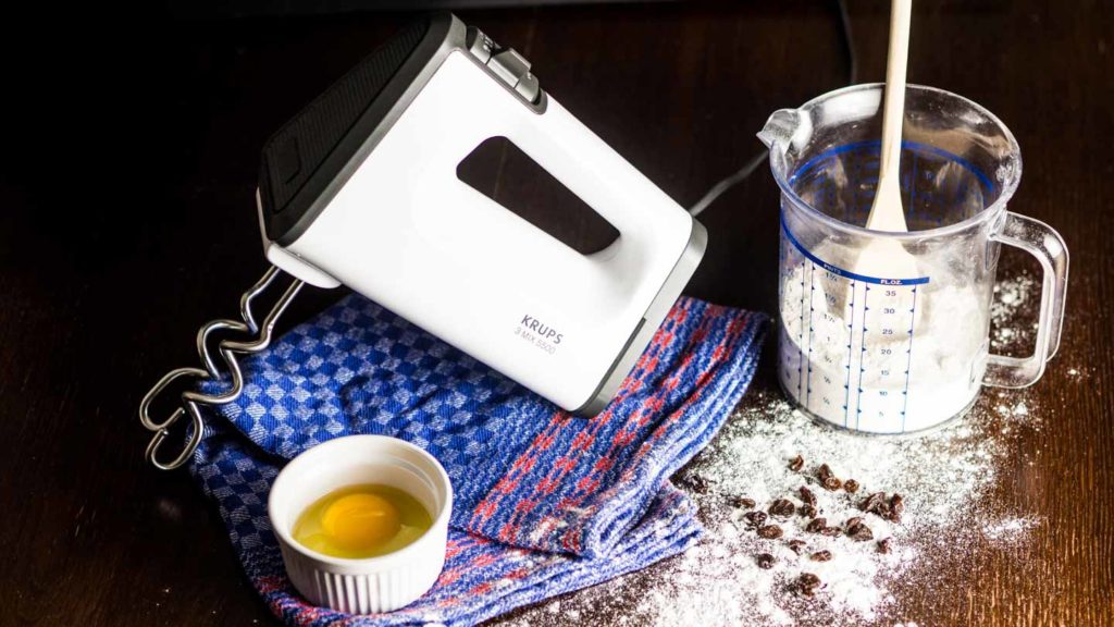 Krups Handmixer mit Knethaken eingesteckt