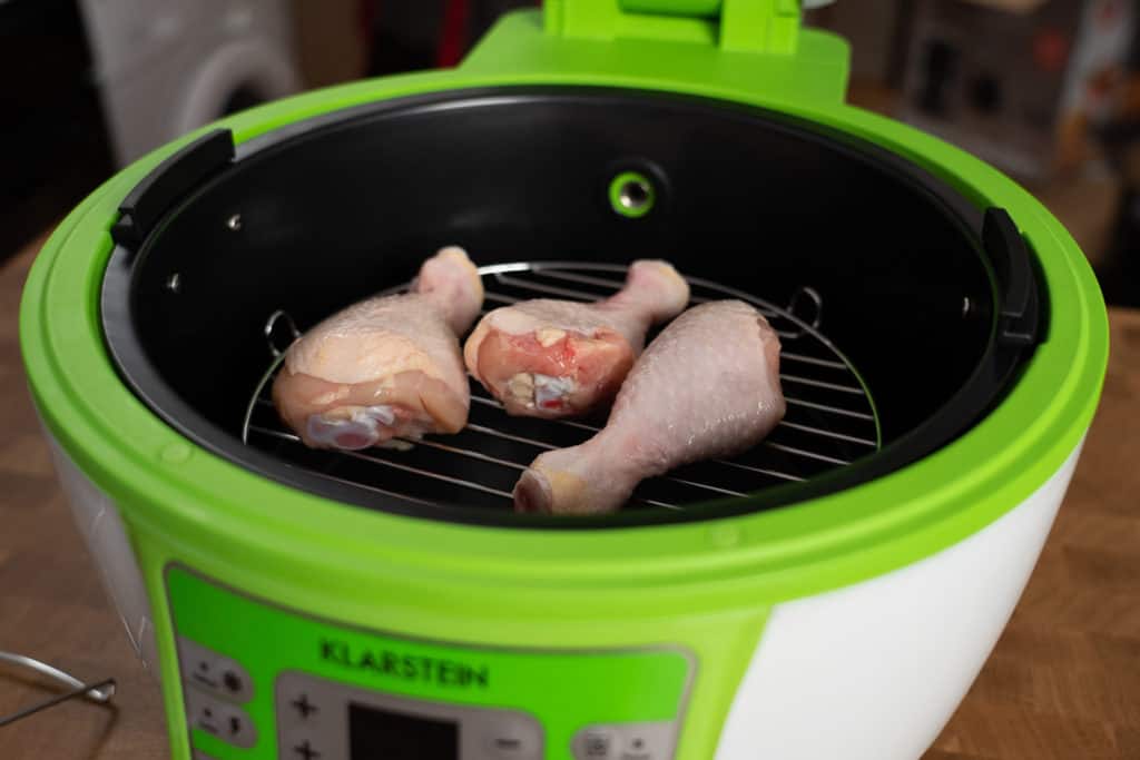 Klarstein VitAir Turbo mit 3 (noch rohen) Hähnchen-Unterschenkeln gefüllt