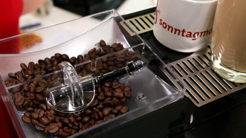 Melitta Caffeo CI Kaffeevollautomat - Blick auf das geöffnete und gefüllte Bohnenfach
