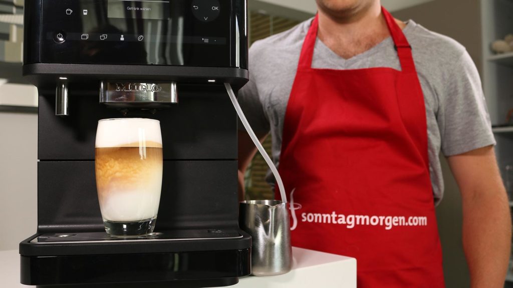 Fertig zubereiteter Latte Macchiato im Miele CM 6350