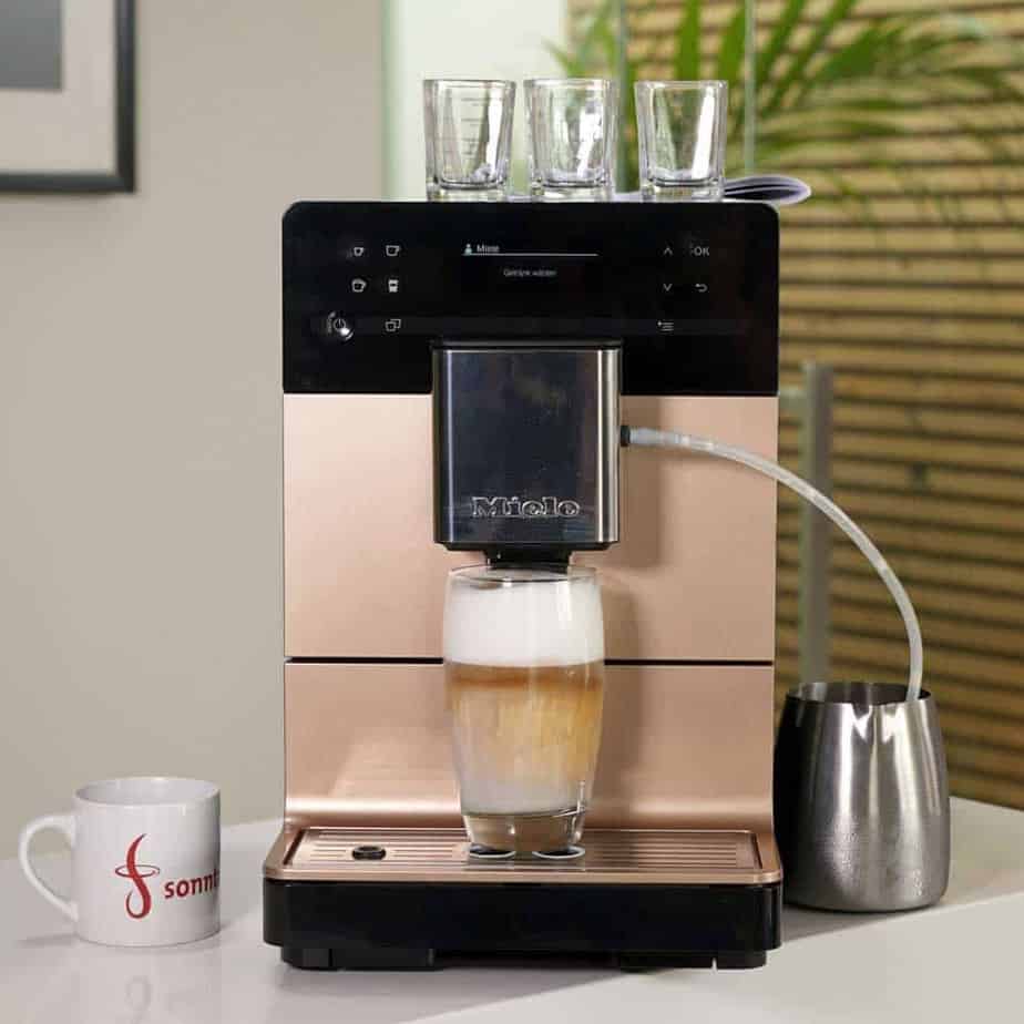 Miele CM 5500 - Vorderansicht des Geräts während der Zubereitung eines Latte Macchiato