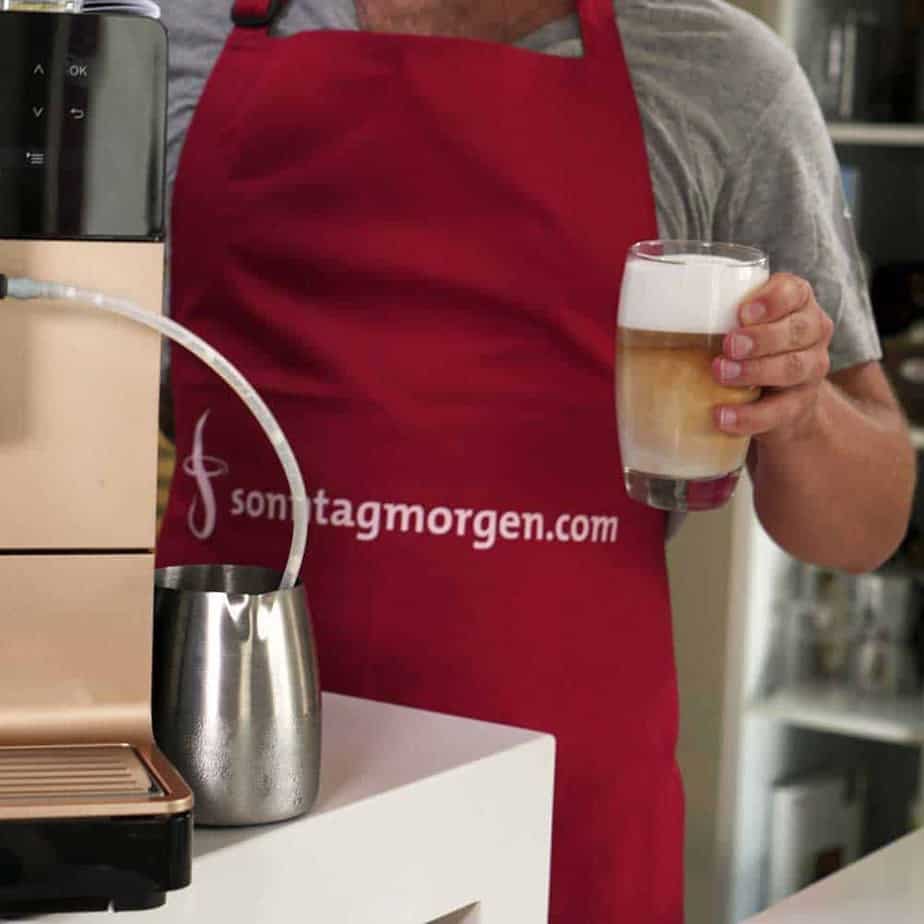 Miele CM 5500 - fertig zubereiteter Latte Macchiato im Glas