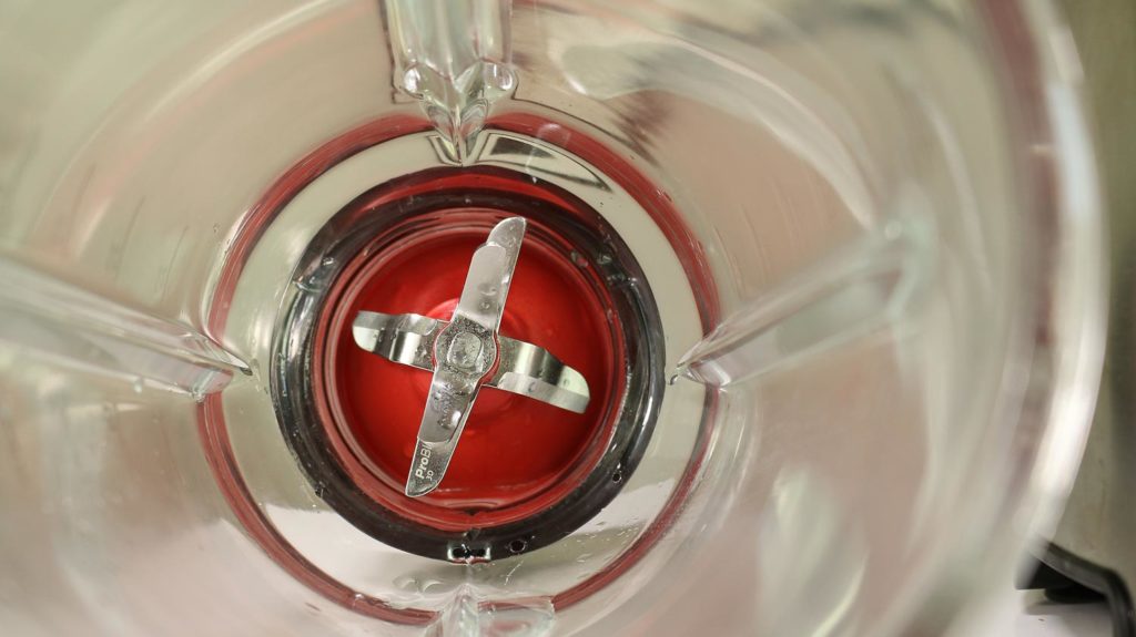 Blick auf die sternenförmige Messerklingenanordnung am Boden des Philips Avance ProBlend 6 3D