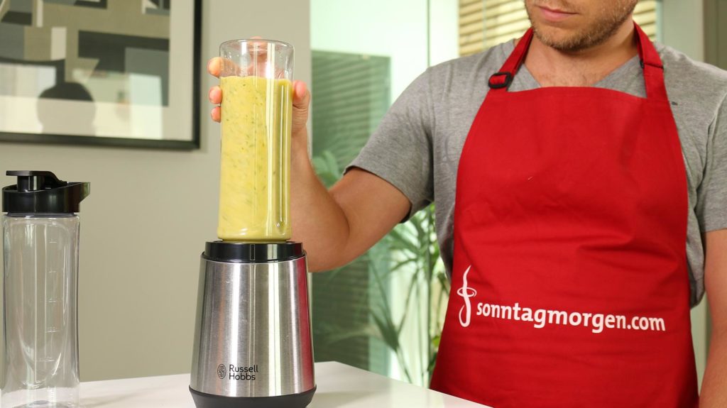 Russell Hobbs Mix & Go Steel bei der Smoothie-Zubereitung