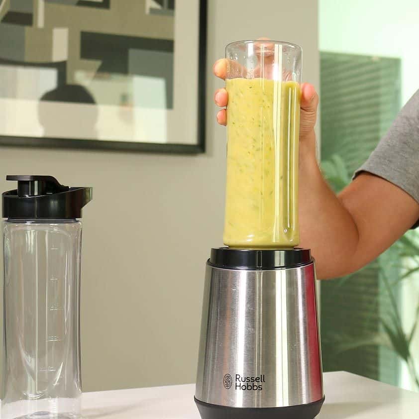 Russell Hobbs Smoothie Maker Mix & Go Steel bei der Smoothie-Zubereitung