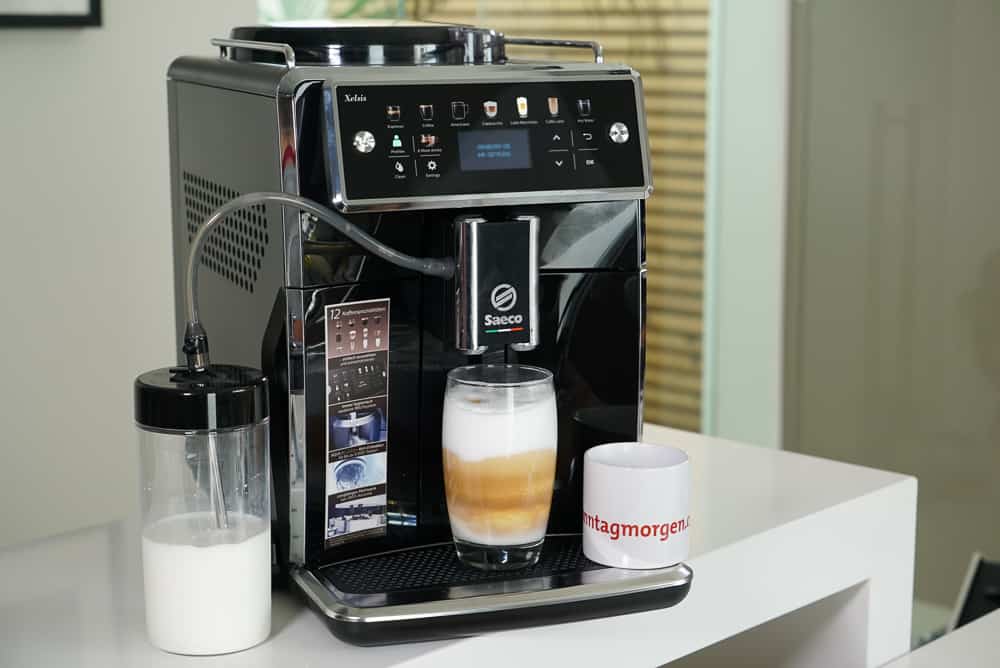 Saeco Xelsis während der Zubereitung eines Latte Macchiato