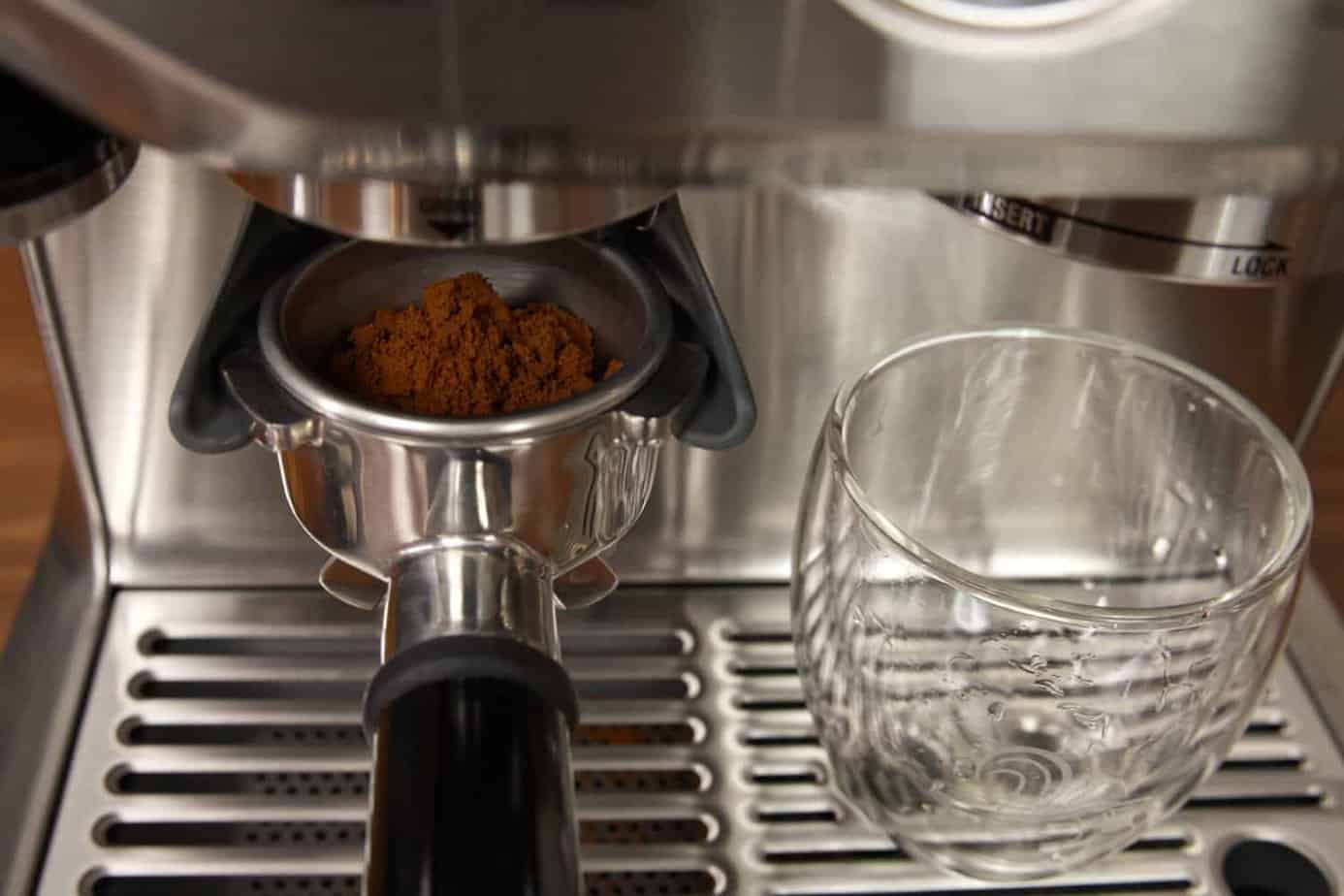 Sage Barista Express Kaffee Mahlen