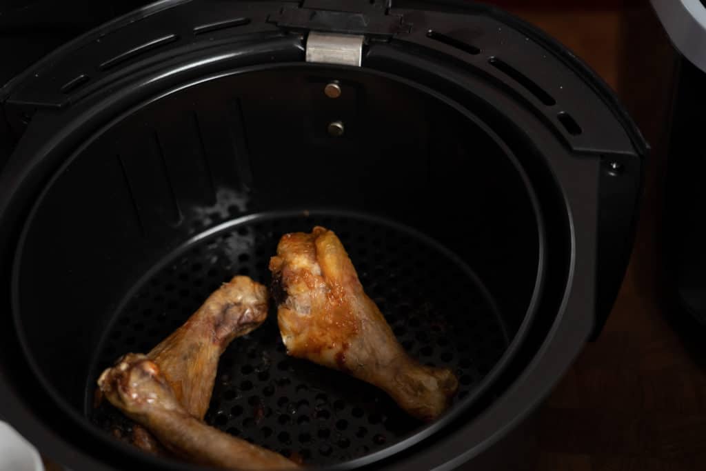 SEVERIN Heißluftfritteuse FR 2430 Hähnchenunterschenkel fertig in Grillkorb