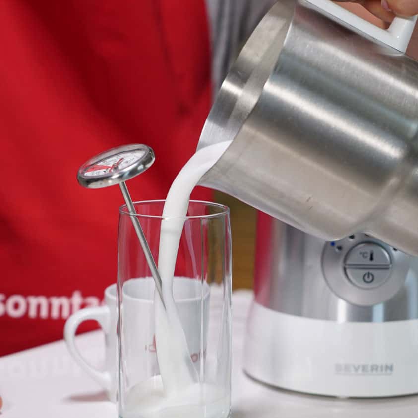 Severin SM 9685 Milchschaum in Glas gießen