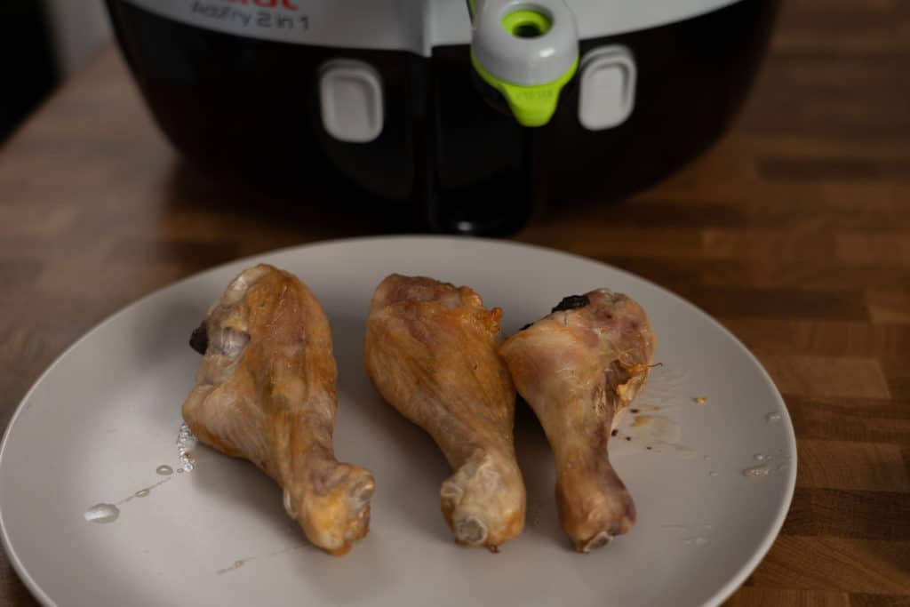 Fertig zubereitete Hähnchenschlegel aus der Tefal ActiFry 2in1
