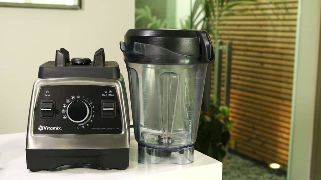 Vitamix Pro 750 Hochleistungsmixer - Standfuss und Glaskrug stehen nebeneinander