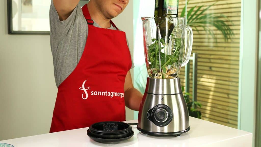 WMF Kult Pro Power - Befüllung mit Zutaten für die Zubereitung eines Pesto