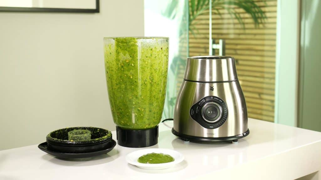 WMF Kult Pro Power nach der Zubereitung von Pesto - Rückstände im Krug und Deckel