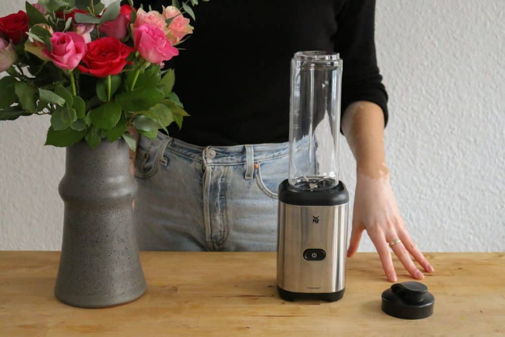 WMF Kult X Mix & Go Mini-Standmixer - Präsentation des Geräts mit abgenommenem Deckel