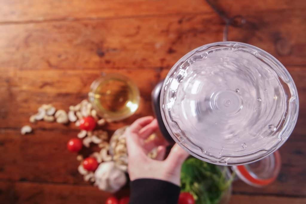 WMF Kult X Mix & Go Mini-Standmixer - Blick auf offenen Mixbehälter, während Wasser im Inneren quirlt