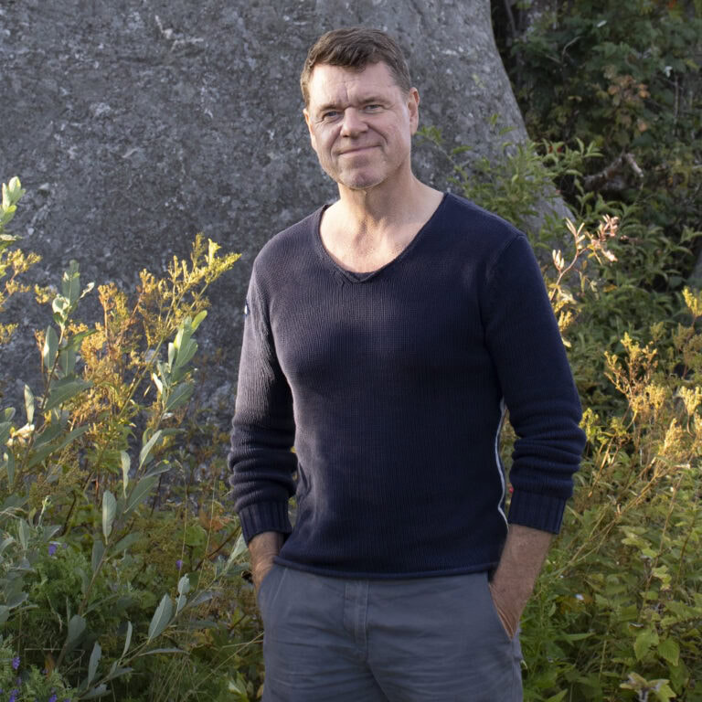 Bild på mig Mats Wieslander nära vattnet vid sommarstugan i Torslanda Havsbadskoloni.