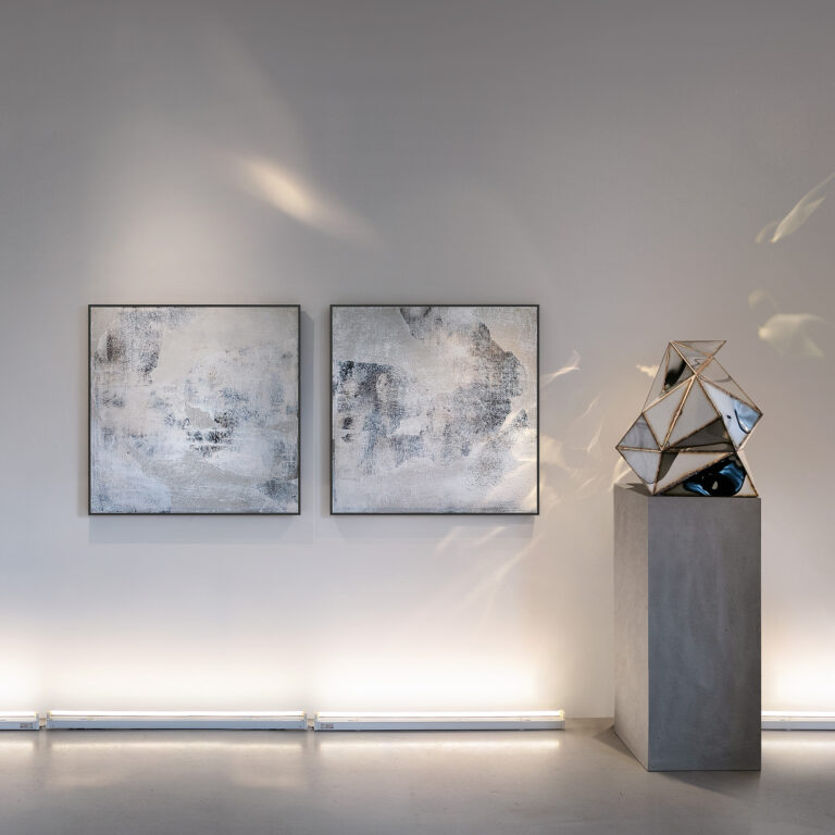 Galleribild från Terrassgatan i Göteborg med 2 stycken tavlor i plåt 100 x 100 cm samt en skulptur i rostfri plåt från Julian Mayor där massa trekanter bildar en abstrakt svan.