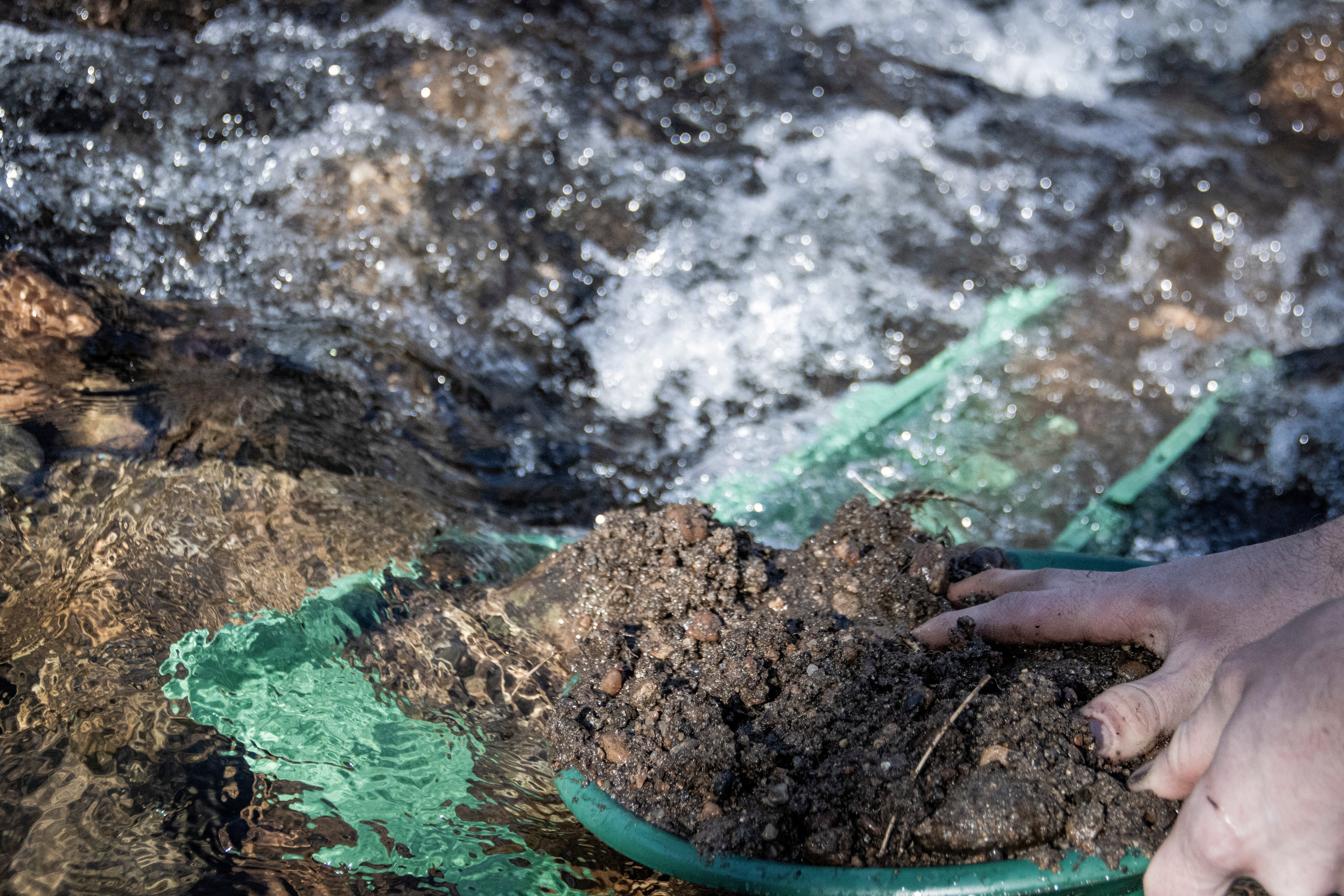 Read more about the article Efficient Gold Panning: Tips for Seasoned Prospectors
