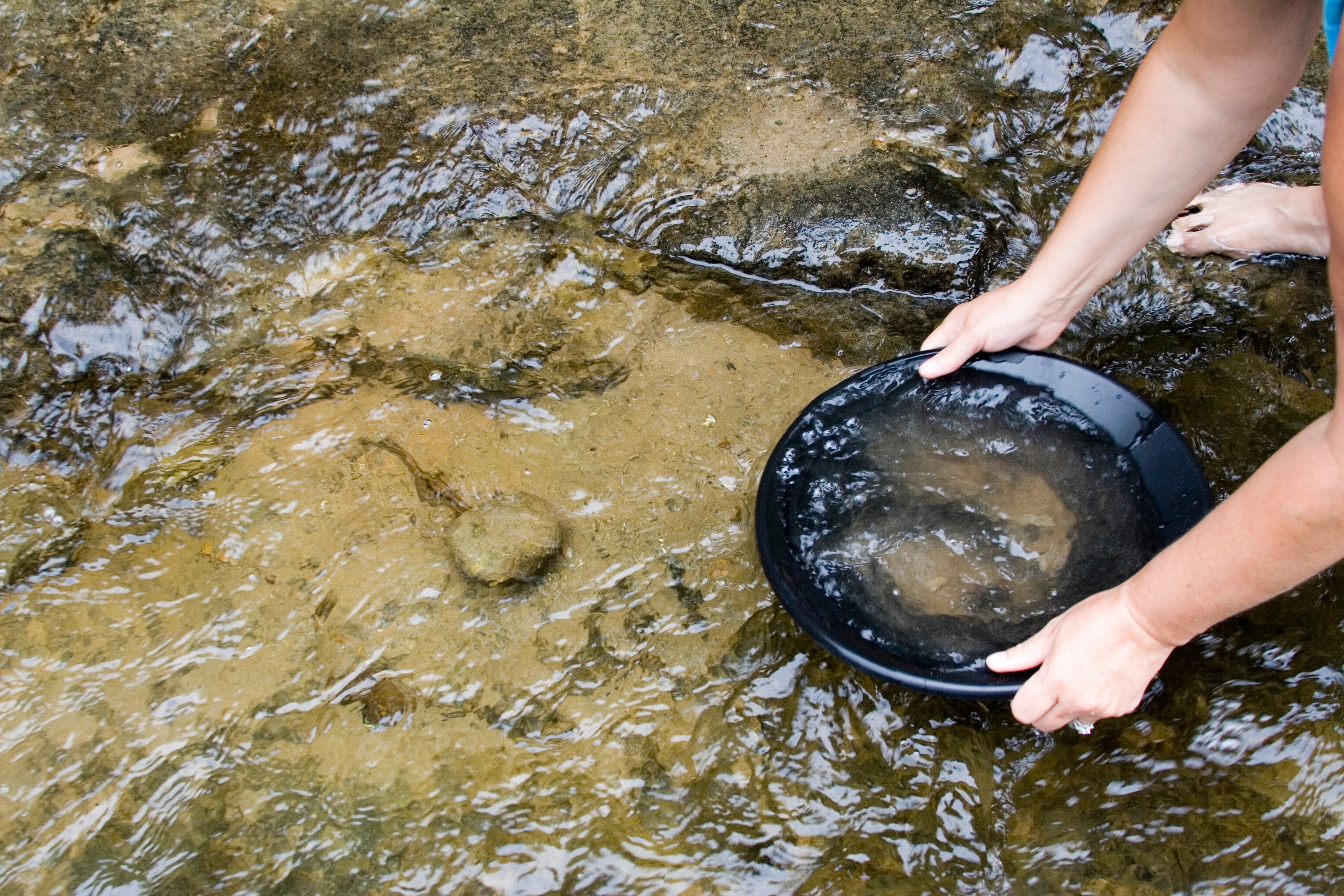 You are currently viewing Gold Panning Techniques: 7 Methods That Separate Amateurs from Pros