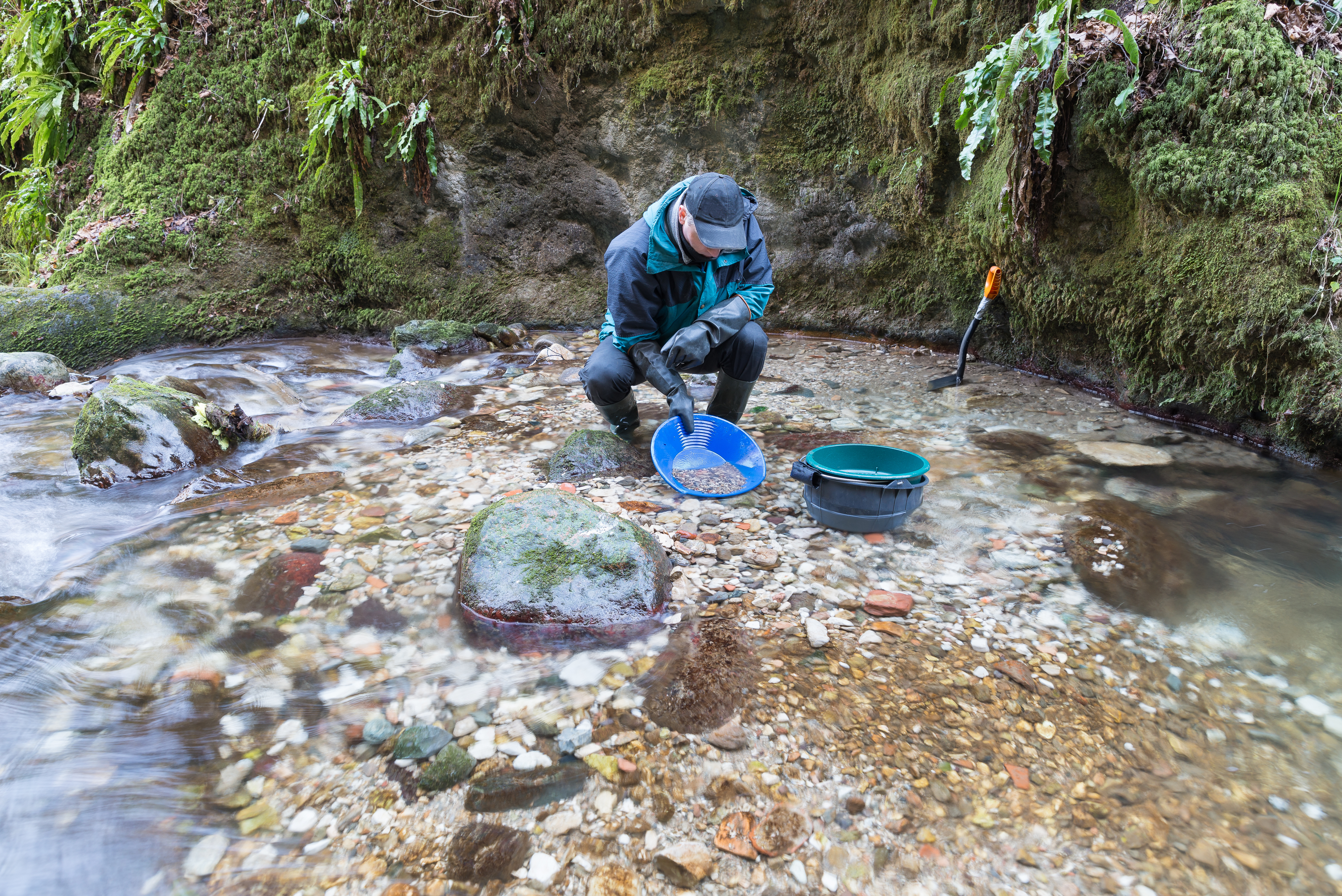Read more about the article Gold Panning 2026: Modern Methods for Recreational & Commercial Success