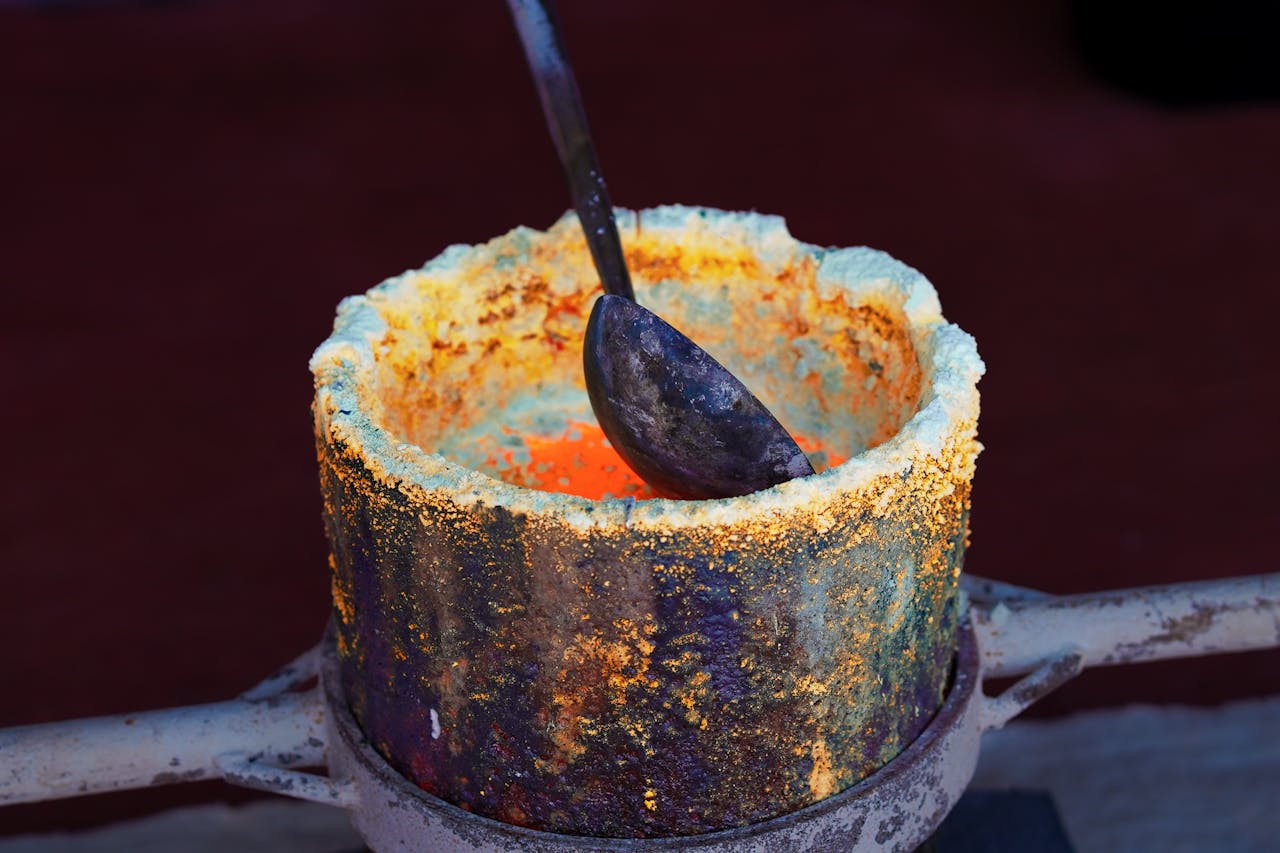 Read more about the article Gold Refining and Extraction Methods: Turn Raw Flakes into Pure Bullion
