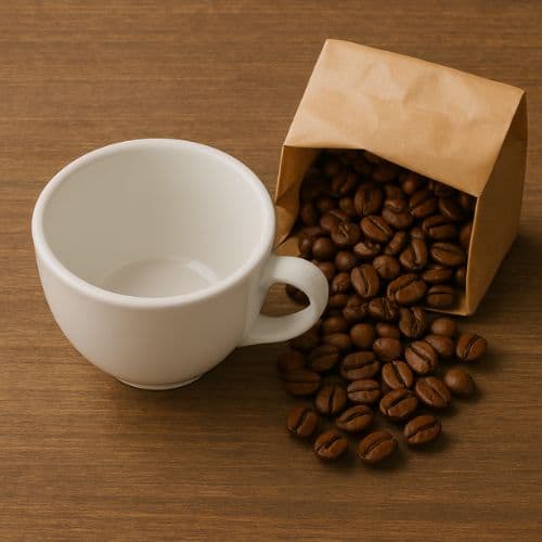 en kaffekop med en pose kaffebønner ved siden af