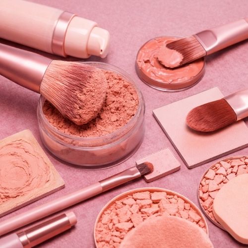 en masse forskellig makeup klar til at blive lagt