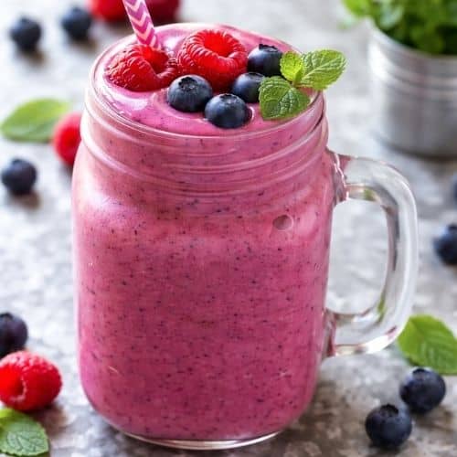 en smoothie med bær og sugerør