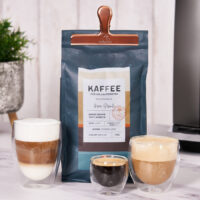 Coffeeness Klassik Kaffeebohnen mit Getraenken