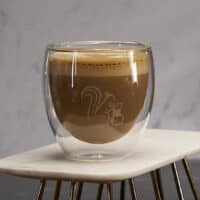 Doppelwandiges Cappuccino- und Kaffee-Glas im Fokus