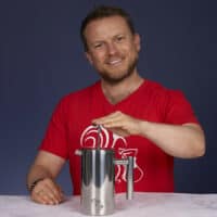 Arne drueckt Stempel bei French Press