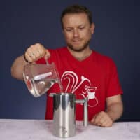 Arne giesst Wasser in French Press