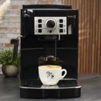 Coffeeness Cappuccino Tasse unter Auslauf DeLonghi Magnifica S
