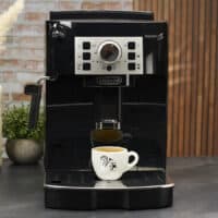 Coffeeness Espressotasse unter Auslauf DeLonghi Magnifica S