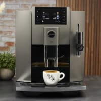 Coffeeness Espressotasse unter Auslauf Jura E8