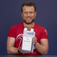 Arne mit Spezialreiniger fuer Milchsysteme