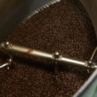 Coffeeness Kaffeebohnen beim Roesten bei backyard coffee in Frankfurt