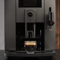 Espressoglaeser Doppelwandig mit Espresso auf Jura E8