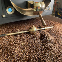 Coffeeness Kaffeebohnen am Roesten bei backyard coffee in Frankfurt