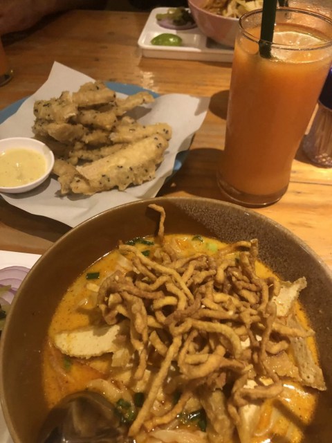 Picture of tofu Khao Soi, passionfruit smoothie, and some veg pakora in Pai