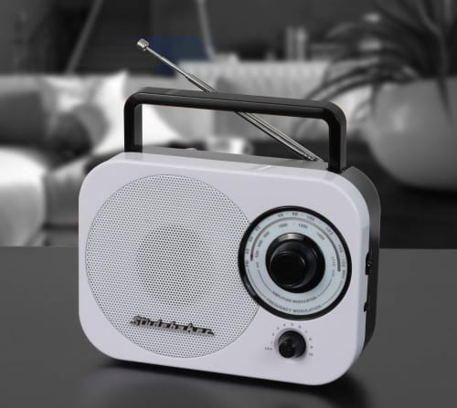 Studebaker SB2000TG is one of the best handheld radios with an old fashioned retro look 