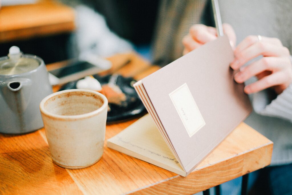 40 massive benefits of journaling There are tons of benefits to journaling. Journaling is a great way to deal with a lot of issues in your life, and can be a fantastic tool to get to know yourself better. It's also a great way to improve your mental wellbeing and to make a positive impact on your life.
