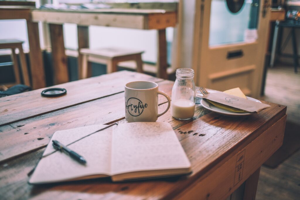 40 massive benefits of journaling There are tons of benefits to journaling. Journaling is a great way to deal with a lot of issues in your life, and can be a fantastic tool to get to know yourself better. It's also a great way to improve your mental wellbeing and to make a positive impact on your life.