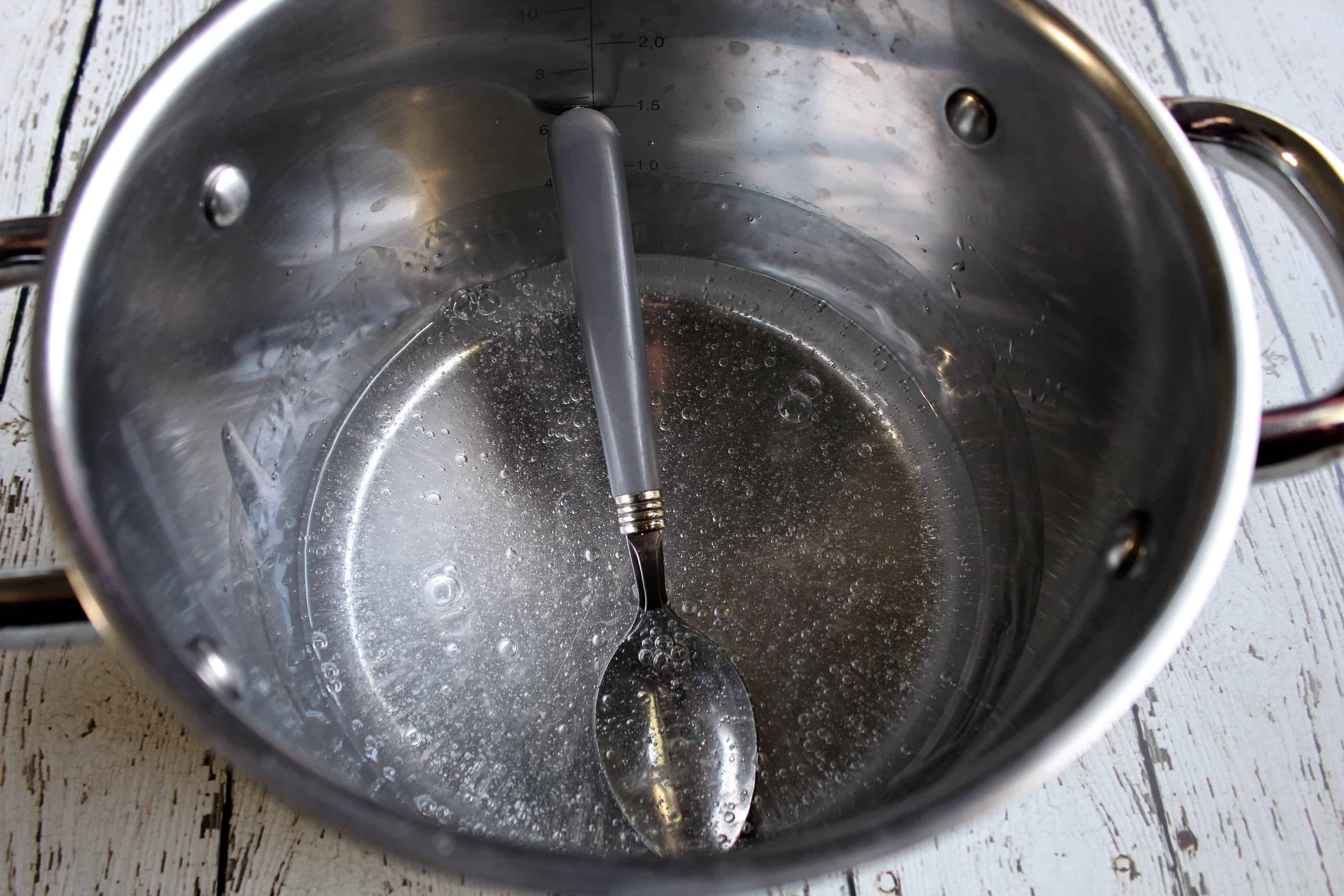 making glitter slime